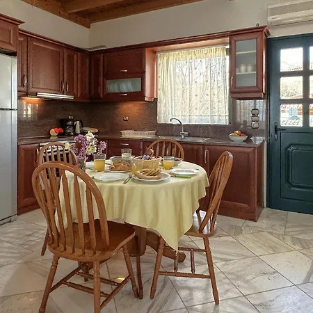 Cozy In Achaias P, With Kitchenette بيت للعطل