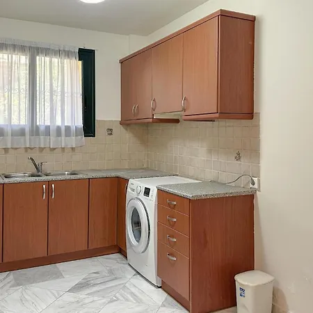 Cozy In Achaias P, With Kitchenette بيت للعطل