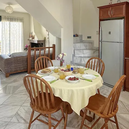 Cozy In Achaias P, With Kitchenette بيت للعطل *
